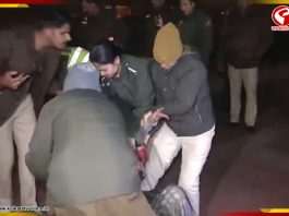 জামিন পেয়ে হাসি মুখে কুলদীপ, ধরনায় উন্নাওয়ের নির্যাতিতা, টেনে হিঁচড়ে সরিয়ে দিল পুলিশ