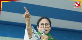 “সব ধর্মেই কিছু গদ্দার থাকে,” কাকে নিশানা করলেন মমতা?