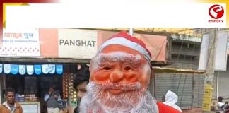 পানাগড়ের রাস্তায় সান্তার দেখা, ছোটদের হাতে তুলে দিলেন চকলেট