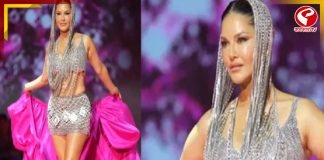 স্কার্ট খুলে ফেললেন সানি লিওন, বেরিয়ে এল কন্ডোম