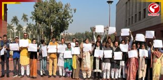 কেন্দ্রের বঞ্চনার অভিযোগে সংসদে অভিনব প্রতিবাদ তৃণমূলের