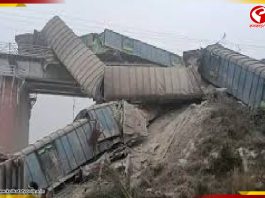 লাইনচ্যুত হয়ে নদীতে পড়ল মালগাড়ি! তারপর…..