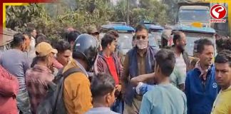 রাস্তা সংস্কারের দাবিতে পথ অবরোধ, ক্ষোভে ফুঁসছেন এলাকাবাসীরা