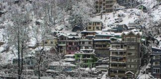 মানালিতে ভারী তুষারপাত, ৮ কিমি দীর্ঘ যানজট, গাড়িতে সারারাত পর্যটকেরা