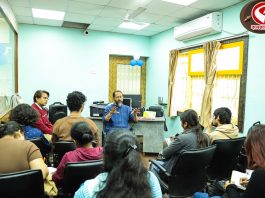 খবরের মধ্যেকার ‘খবর’ খুঁজতে দরকার নিজস্ব দৃষ্টি!