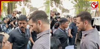 ‘বাঁচান’ অক্ষয়ের পা ছুঁয়ে কাতর আর্জি কিশোরীর