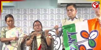 তৃণমূলে খগেন মুর্মুর প্রথম স্ত্রী! দলীয় পতাকা দিলেন ব্রাত্য, বীরবাহা