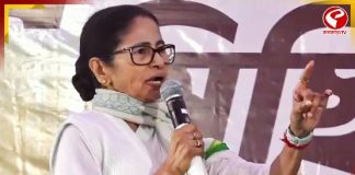 “বাংলা জিততে এলে নাডু নয়, জুটবে ঝাড়়ু,” মিছিল শেষে BJP-কে তোপ মমতার