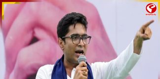 মালদার পর এবার ঠাকুরনগরে অভিষেক! র্যাম্পে হেঁটে কী বার্তা দেবেন?