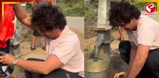 ব্যাকগ্রাউন্ডে বাজছে হেমন্তের গান, রাস্তার ধারে কাপড় কাচছেন গ্রোভার