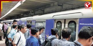 অফিস টাইটে স্টেশনে স্টেশনে থমকে গেল মেট্রো, চরম ভোগান্তিতে যাত্রীরা