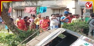 পানাপুকুরে উল্টে গেল স্কুল পুলকার!