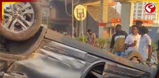 বেপরোয়া গতিতে বিপত্তি, ইকোপার্কের কাছে দুর্ঘটনার শিকার গাড়ি