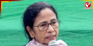 ‘বাংলার মানুষকে বিরক্ত করবেন না’ বঙ্গভবনের সামনে থেকে হুঙ্কার মমতার