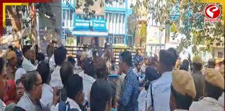 একাধিক ইস্যুতে রাজ্যের বিরুদ্ধে সোচ্চার হয়ে বিকাশ ভবন অভিযানে পার্শ্ব শিক্ষকরা