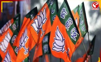 বুথে বুথে টাকা বিলি বিজেপি প্রার্থীর! হাতেনাতে ধরলেন গ্রামবাসীরা