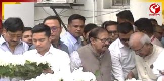 বিধানসভায় মুকুল রায়কে ফুলেরস্তবকে শ্রদ্ধা অভিষেকের