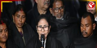 কালো গাউন পরে শীর্ষ আদালতে মমতা! সমাজমাধ্যমে ঝড় TMC-র