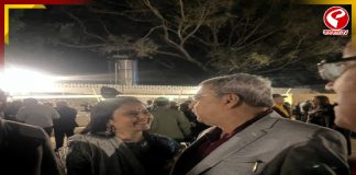 হাসিমুখে কথা কল্যাণ-মহুয়ার! অতীত ভুলিয়ে সখ্য গড়ে তুললেন দুই সাংসদ