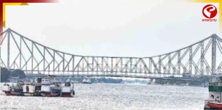 সিঙ্গাপুরগামী পণ্যবাহী জাহাজ থেকে গঙ্গায় ঝাঁপ! চাঞ্চল্য কলকাতায়