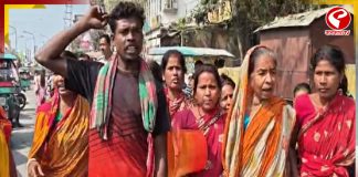 দীর্ঘদিন ধরে জল পাচ্ছেন না, রাস্তা অবরোধ করে বিক্ষোভ দেখালেন গ্রামবাসী!