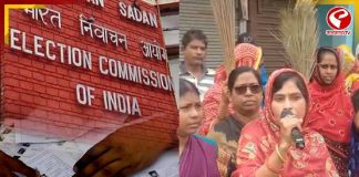 ভোটার তালিকায় বিভ্রাট! কমিশনকে ‘ঝাঁটা’ দেখিয়ে বিক্ষোভ তৃণমূলের