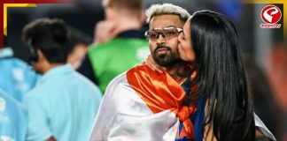 জাতীয় পতাকা গায়ে বান্ধবীকে জড়িয়ে নাচ, চুমু! হার্দিকের বিরুদ্ধে দায়ের অভিযোগ