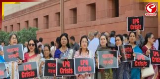 এলপিজি সঙ্কটে বন্ধ ট্রলার-মিড ডে মিল, সংসদে বিক্ষোভে তৃণমূল