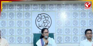 ‘বাংলাকে আঘাত করছেন কেন?’ মোদিকে নিশানা মমতার