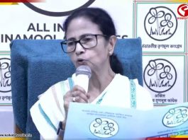 “লাইন দিতে দিতে মানুষ ওদের বেলাইন করে দেবে,” ইস্তেহার প্রকাশের আগে বিস্ফোরক মমতা