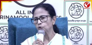 “লাইন দিতে দিতে মানুষ ওদের বেলাইন করে দেবে,” ইস্তেহার প্রকাশের আগে বিস্ফোরক মমতা