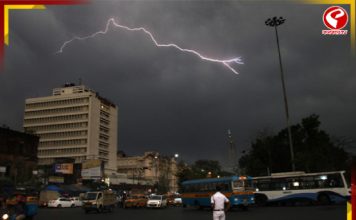বসন্তের বিকেলেই কলকাতায় কালবৈশাখীর তাণ্ডব, বজ্রবিদ্যুৎ-সহ তুমুল ঝড়-বৃষ্টি