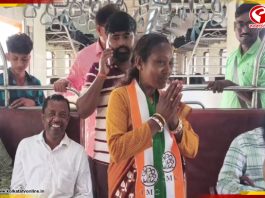 ভোট বড়ই বালাই, লোকাল ট্রেনে প্রচার সারলেন তৃণমূল প্রার্থী