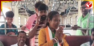 ভোট বড়ই বালাই, লোকাল ট্রেনে প্রচার সারলেন তৃণমূল প্রার্থী