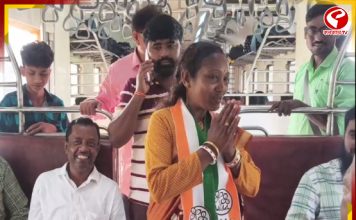 ভোট বড়ই বালাই, লোকাল ট্রেনে প্রচার সারলেন তৃণমূল প্রার্থী