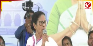 ‘আমাকে মারার চক্রান্ত করছেন নাকি?’ শাহের ‘ব্যান্ডেজ’ কটাক্ষে আশঙ্কা মমতার