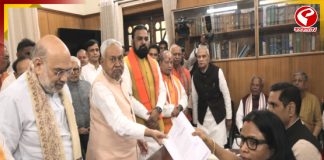 শাহের উপস্থিতিতে নীতীশের মনোনয়ন পেশ