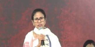 বেশি বাড়াবাড়ি করলে দিল্লির সরকার ফেলে দেব, ধরনা মঞ্চ থেকে হুঁশিয়ারি মমতার