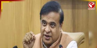 প্রকাশ্য সভামঞ্চেই হিমন্ত বিশ্বশর্মাকে মহিলা সমর্থকের চুমু! ‘২৫ বছরের পরিশ্রমের ফল’ বলছেন খোদ মুখ্যমন্ত্রী