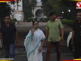ইদের সন্ধ্যায় লোকভবনে মমতা
