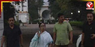 ইদের সন্ধ্যায় লোকভবনে মমতা