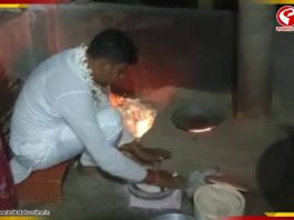 ভোট বড় বালাই! প্রচারে এসে হেঁশেলে ঢুকে রুটি বেলে দিলেন প্রার্থী