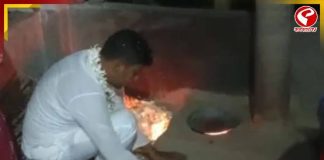 ভোট বড় বালাই! প্রচারে এসে হেঁশেলে ঢুকে রুটি বেলে দিলেন প্রার্থী