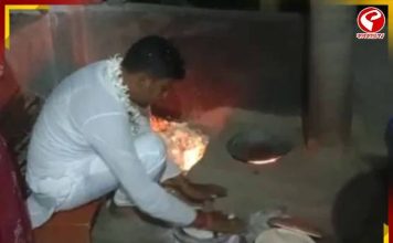 ভোট বড় বালাই! প্রচারে এসে হেঁশেলে ঢুকে রুটি বেলে দিলেন প্রার্থী