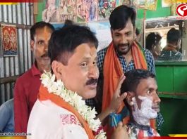 ভোট বড় দায়! হাতে তুলে নিলেন রেজর, সেলুনে ঢুকে ব্যক্তির দাড়ি কামিয়ে দিলেন বিজেপি প্রার্থী