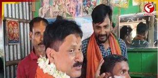 ভোট বড় দায়! হাতে তুলে নিলেন রেজর, সেলুনে ঢুকে ব্যক্তির দাড়ি কামিয়ে দিলেন বিজেপি প্রার্থী