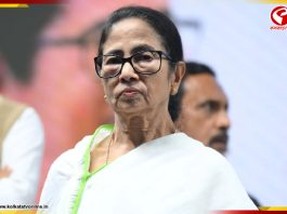 ১ ঘণ্টা ২০ মিনিট চক্কর কাটার পর বিমানবন্দরে নামল মুখ্যমন্ত্রীর বিমান