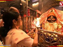 নববর্ষের আগে কালীঘাট মন্দিরে মমতা! মায়ের আরতি করে কী বার্তা দিলেন মুখ্যমন্ত্রী? দেখুন