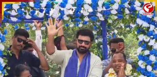 গাড়ির বনেটে উঠে ‘ফিল্মি’ মেজাজে প্রচার দেবের! দাঁতনে জনজোয়ারে ভাসলেন তারকা সাংসদ