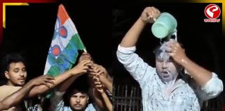 তেলের টাকা দেয়নি কংগ্রেস! প্রতিবাদে দুধে স্নান করে তৃণমূলে যোগ যুবকের